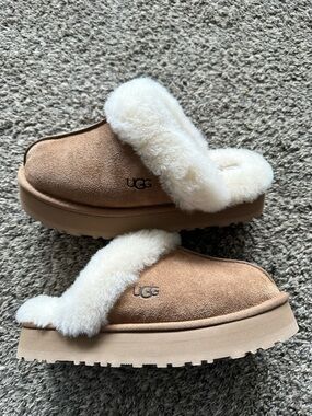 NWOT Women’s UGG Slippers